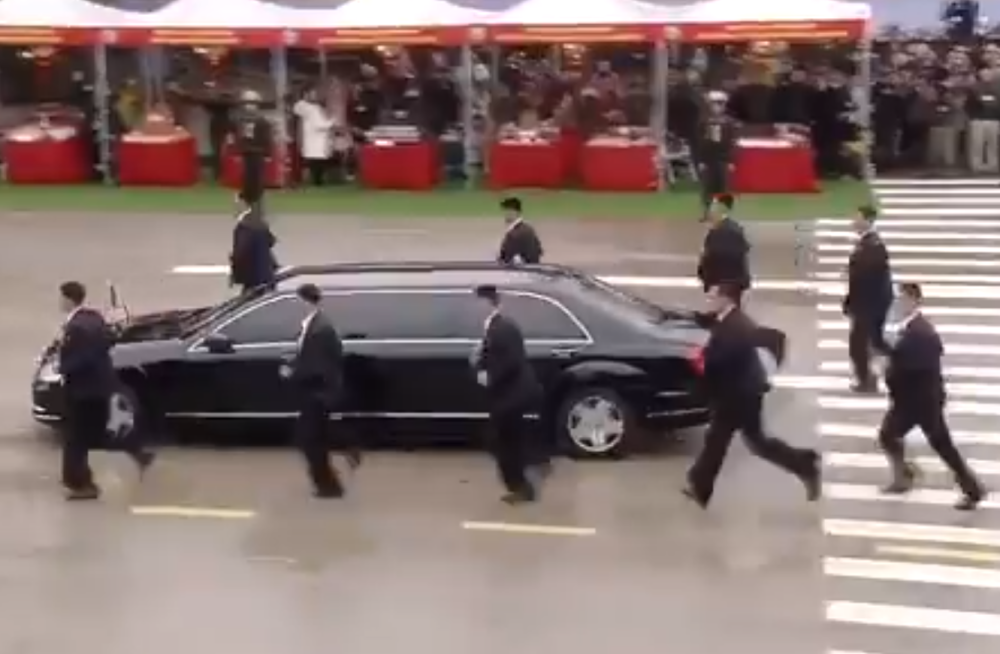 Kimovi telohranitelji ponovo šokirali svet, uskakali u automobile U POKRETU! (VIDEO)