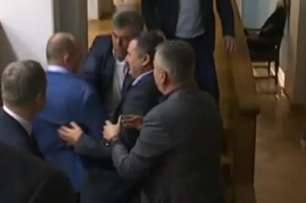 Milogorci doveli šiptarskog teroristu u parlament Crne Gore zbog NATO, Knežević krenuo pesnicama u obračun! (VIDEO)