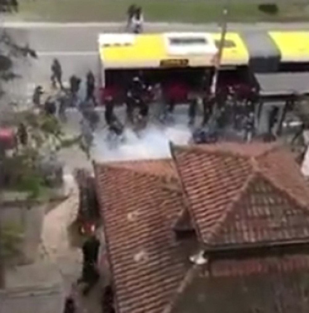 Procureo snimak tuče "grobara" i "delija"! LETELE BAKLJE PRED PUNIM AUTOBUSOM, građani bežali da se spasu! (VIDEO)