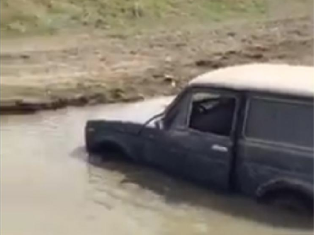 Za ovaj automobil NEMA PREPREKE, a ovaj snimak će vas i uveriti u to (VIDEO)
