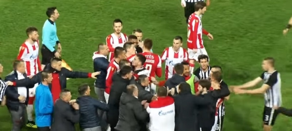 Bruka! Bata Mirković umesto da smiri igrače, UDARIO TRENERA ZVEZDE! (VIDEO)