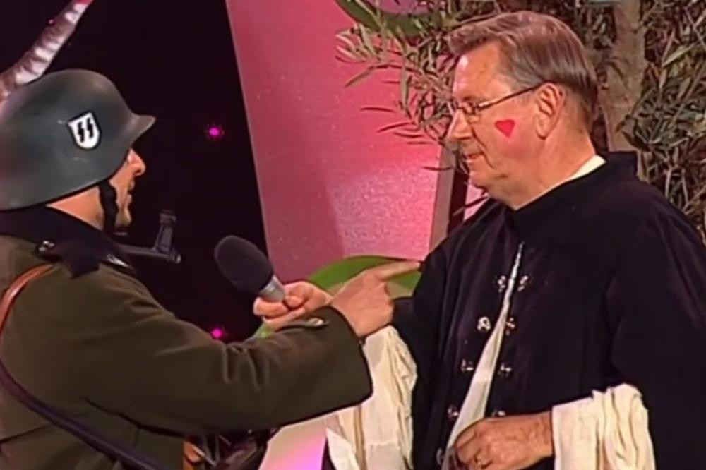 Hrvatska televizija prenosila muzičku emisiju, a onda se usred emitovanja pojavili pevači skaradnog izgleda!