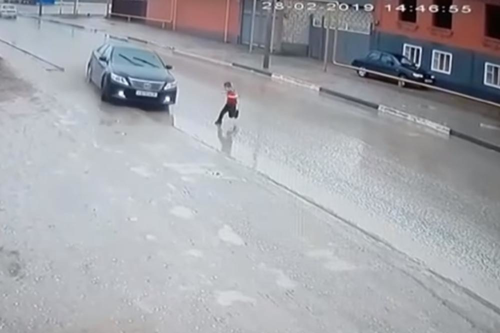 Dečak pretrčavao prometnu ulicu, reakcija vozača posle nesreće će vas OSTAVITI BEZ DAHA!