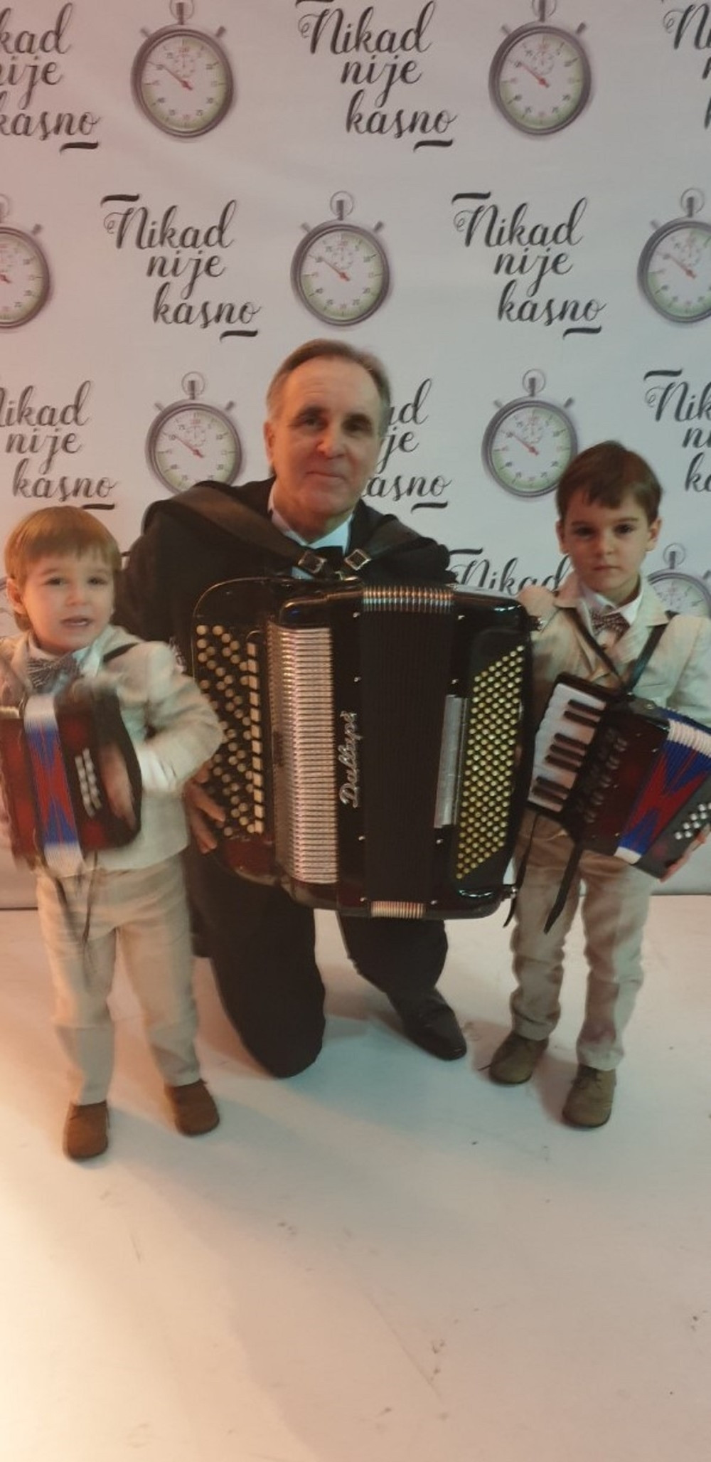 Tast našeg političara otišao u pevače!