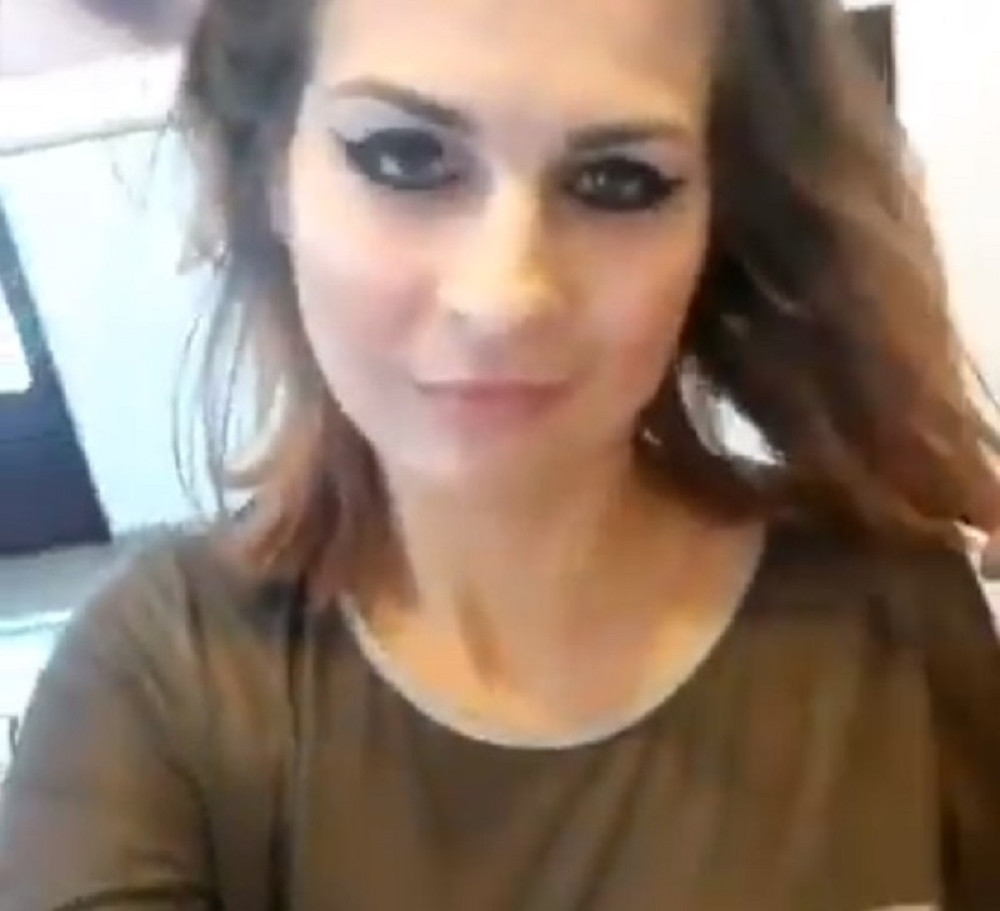 Urnebesni snimak devojke iz Sokobanje koja "rastura engleski"... Kraj će vas zasmejati do suza (VIDEO)