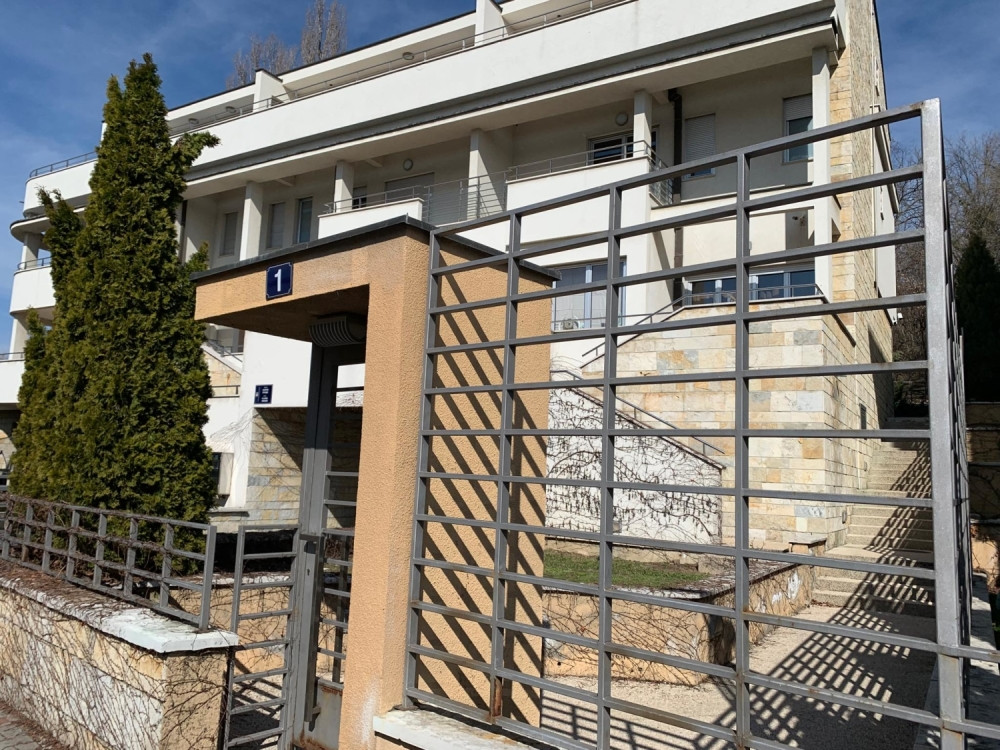 Najbliža porodica i prijatelji pristižu da izjave saučešće Karleuši! Jedan prizor CEPA SRCE