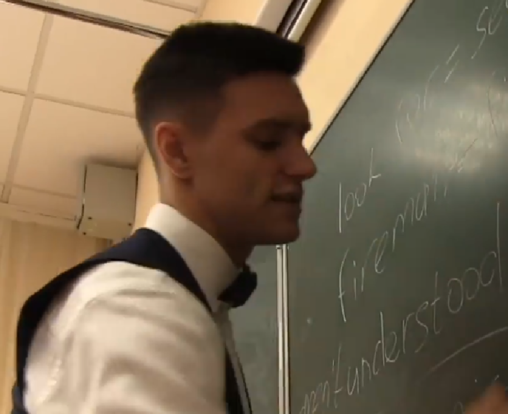 On predaje, devojčice se samo smeju! A na ovom snimku, DIŽE TEGOVE!