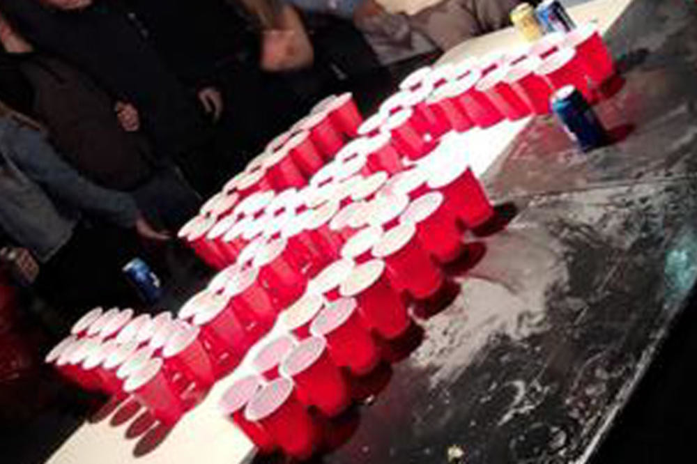 Pozdravljaju se nacističkim pozdravom, a još goru poruku su poslao naslaganim čašama! (FOTO)