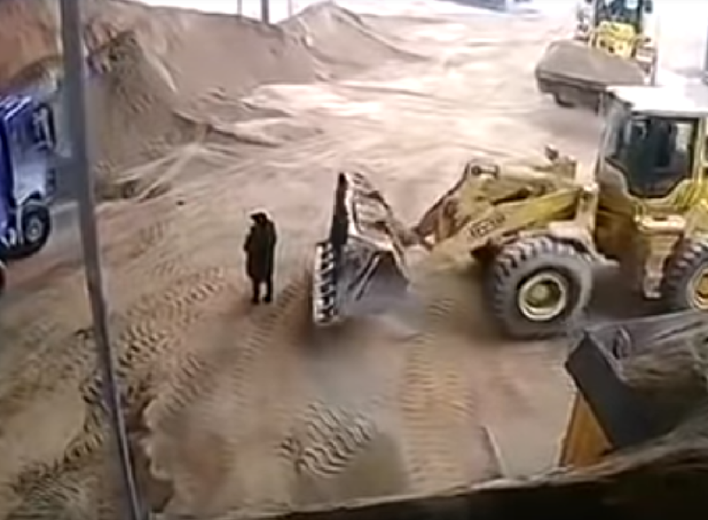 Bagerista tovario pesak, pa zatrpao šeficu! Kada je shvatio šta je uradio, već je bilo kasno