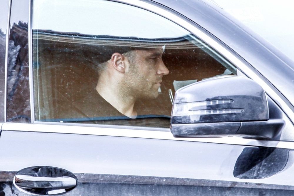 Duško Tošić napustio vilu na Dedinju, seo u kola i OTIŠAO!