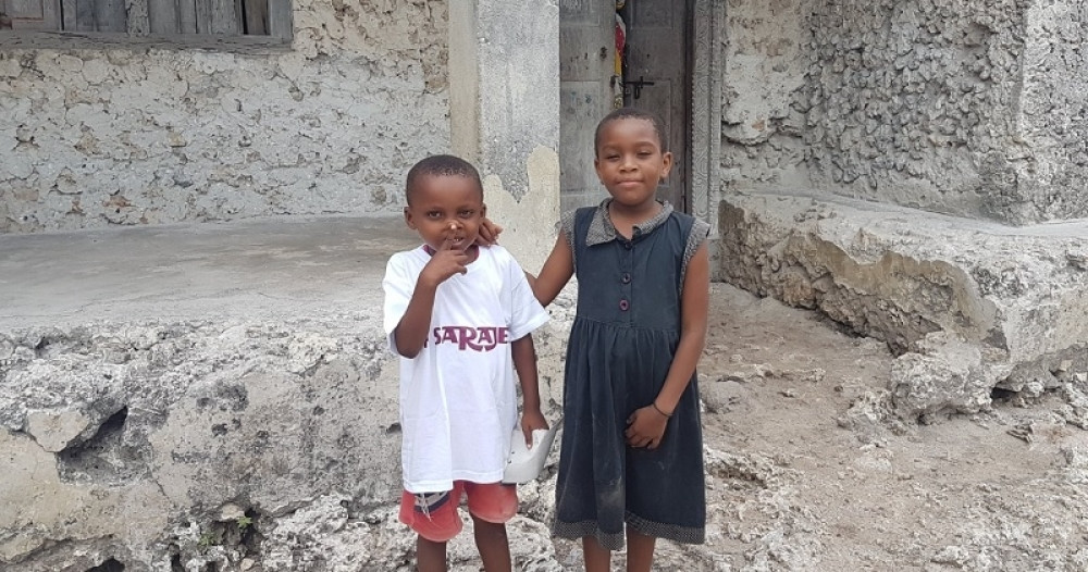 Vatreni navijač Sarajeva oborio decu iz Tanzanije s nogu OVIM POKLONOM! (FOTO)