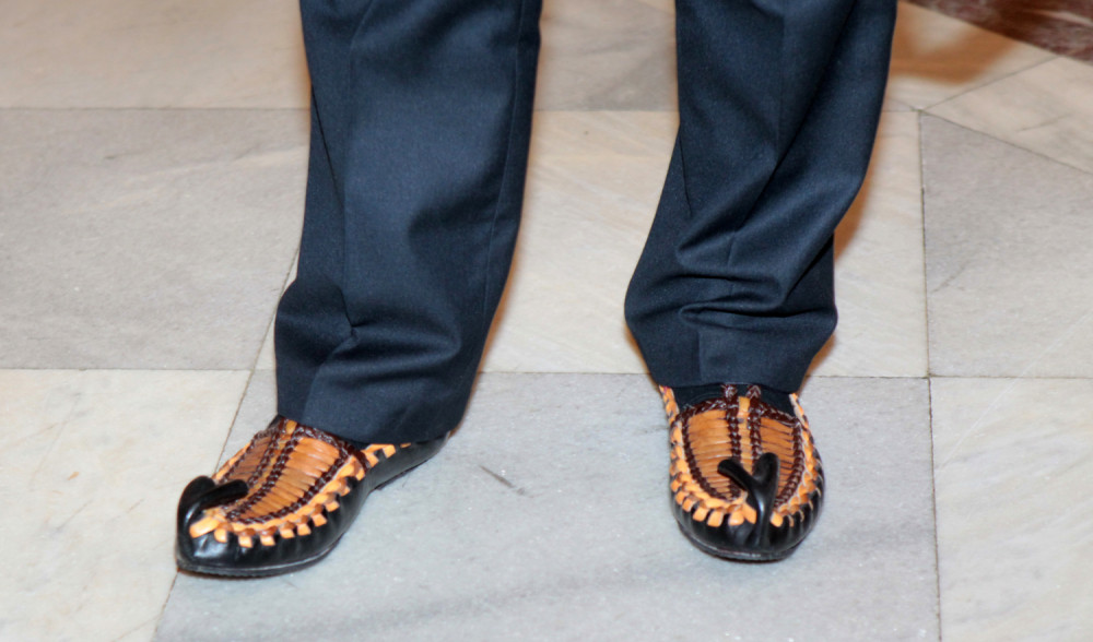 Poslanik u opancima prošetao Skupštinom! (FOTO)