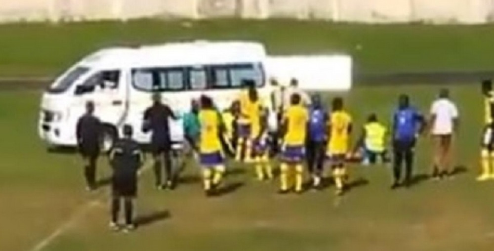 Fudbaler preminuo usred utakmice! Hitna pomoć uletela na teren, a onda je OTKRILA NEŠTO STRAVIČNO! (VIDEO)