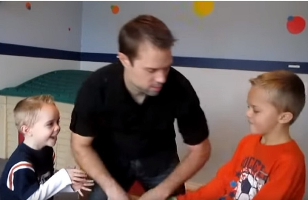 Tata petoro dece napravio urnebesan video i pokazao svetu kako ih čuva (VIDEO)