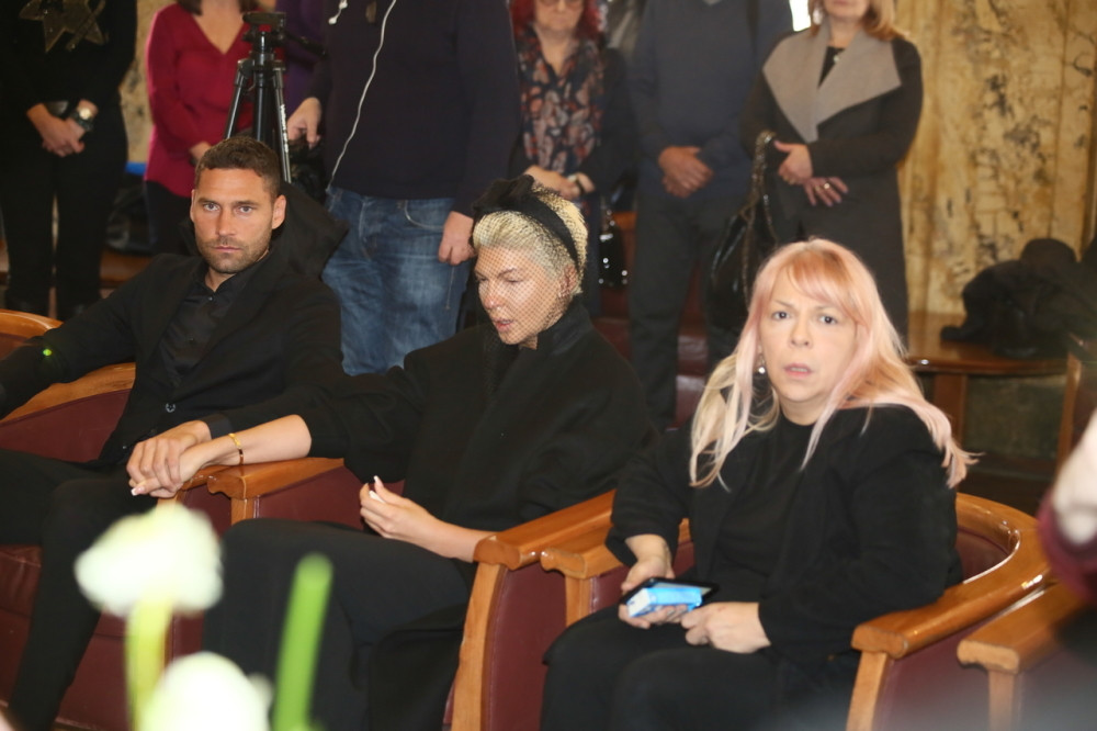 Kada joj je ON prišao nije mogla da izdrži, pa ZAJECALA na njegovom ramenu!