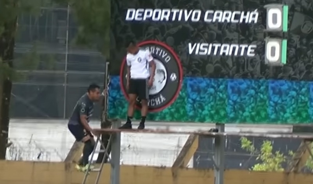 Neka, ja ću! Argentinac postigao gol, pa se POPEO NA MERDEVINE i promenio rezultat na semaforu! (VIDEO)