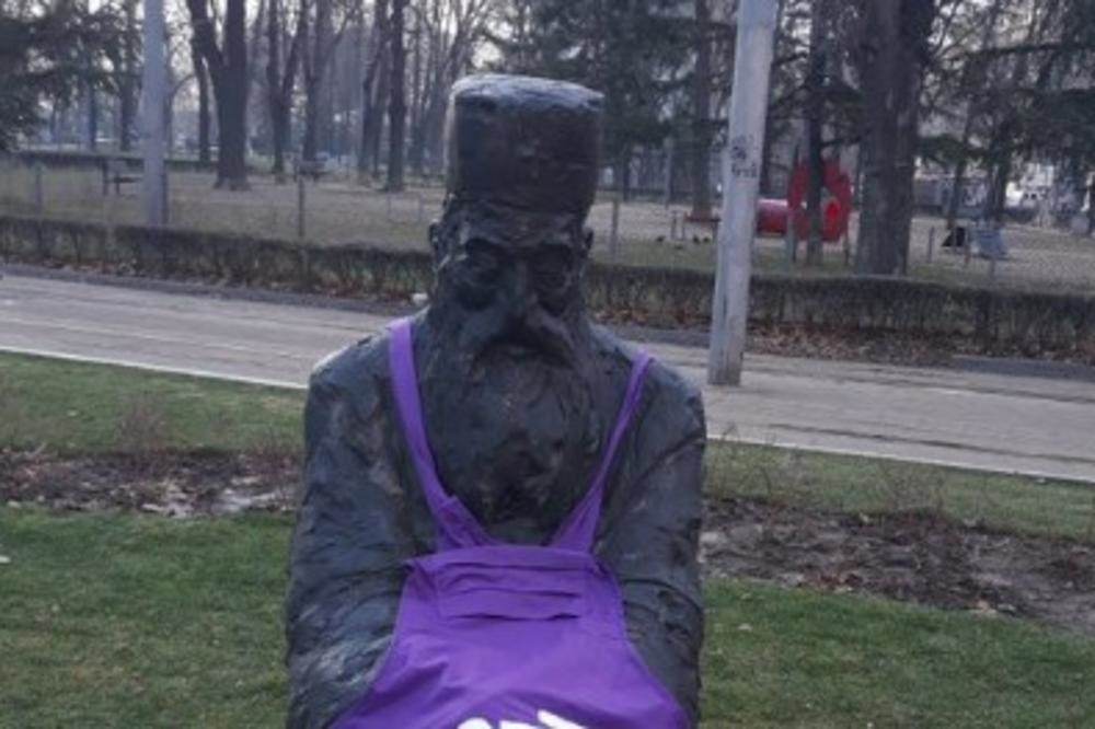 Feministkinje unakazile spomenik patrijarhu Pavlu! Obukle mu kecelju, evo i koja je PORUKA NA NJOJ! (FOTO)