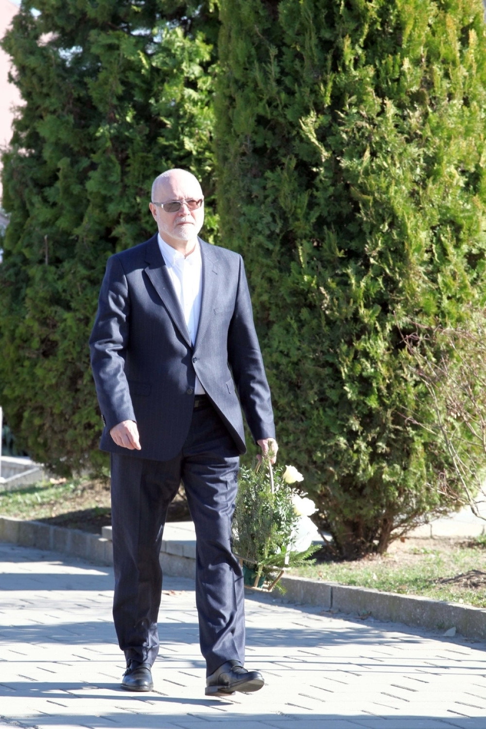 Divnin bivši muž Dragan Karleuša došao na groblje, a ONO ŠTO JE STAVIO NA SANDUK nateralo je sve na plač! (FOTO)