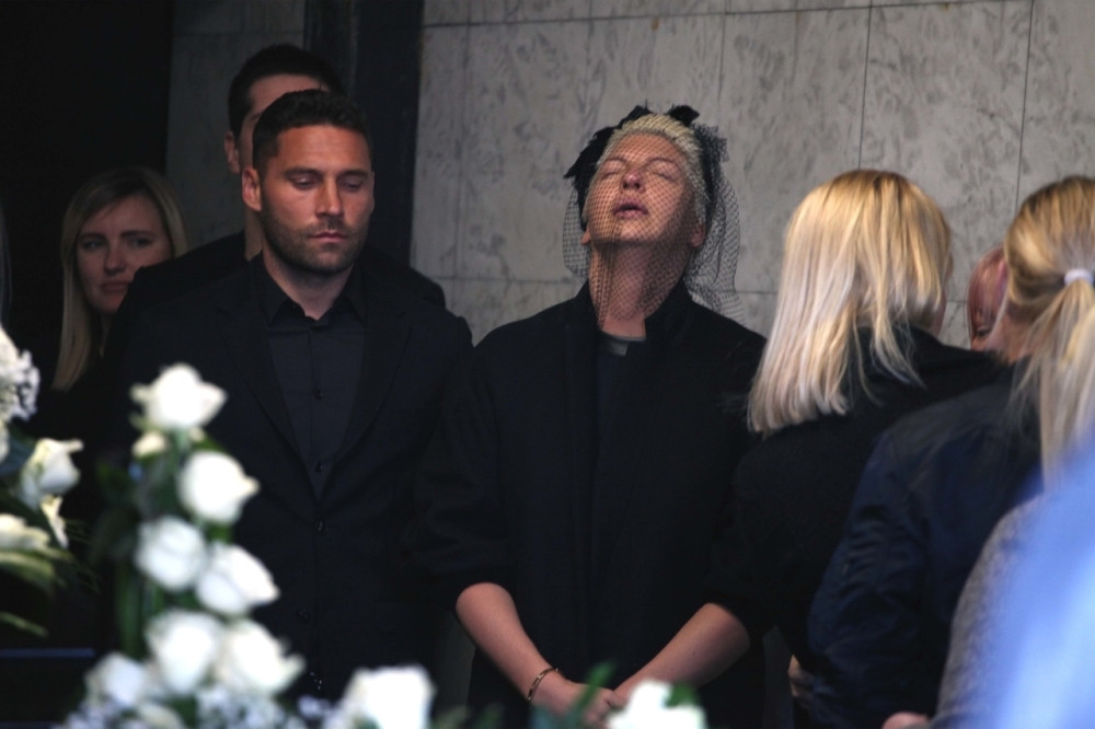 Jeleni je ON pružio utehu, snažno je zagrlio i dao snage da ostane na nogama!