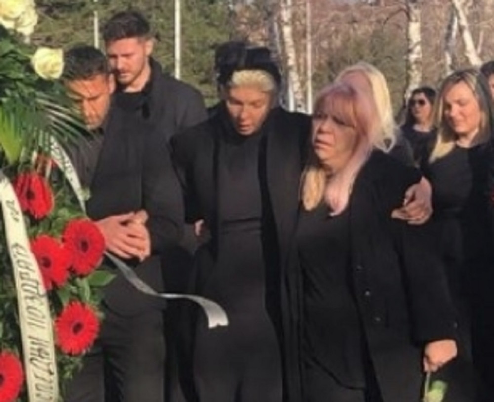 Sestra Divne Karleuše jedva se držala na nogama! Jelena i Duško je grlili, ona u ruci NOSILA SAMO OVO! (FOTO)