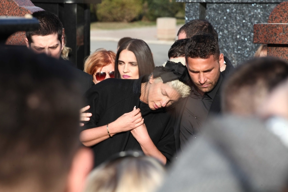 Scena na sahrani koja LEDI KRV u žilama! MAMA, MAMA! (VIDEO)