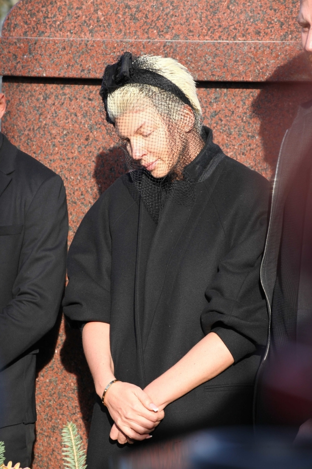 Jelena došla na Divnin grob pa ŠAPUTALA ove reči! Svi se boje za Karleušin ŽIVOT!