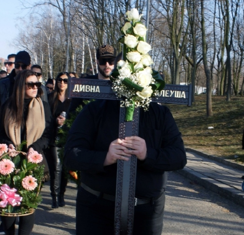 On je NOSIO KRST na Divninoj sahrani! Poznavao ju je ceo svoj život