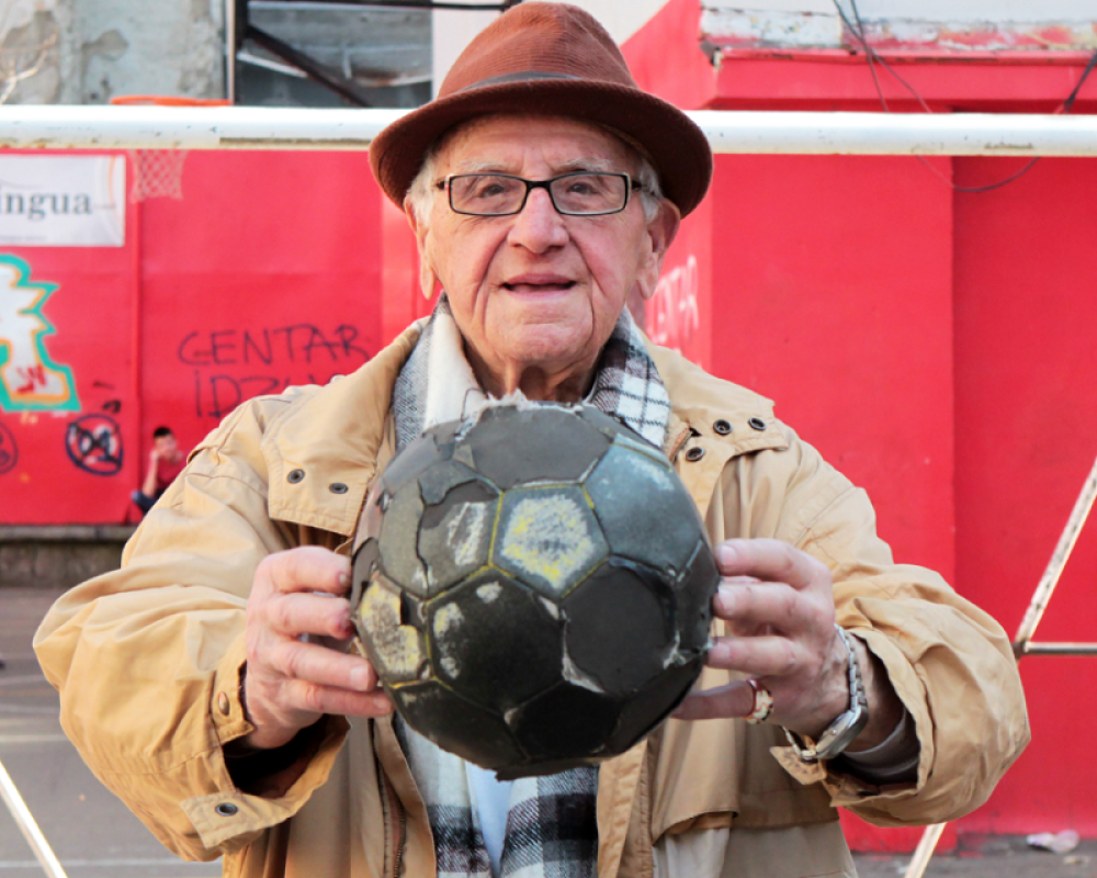 ČUBURAC Ašika Bata konstruisao crno-beli fudbal i ODUŠEVIO ŠEKIJA I PELEA