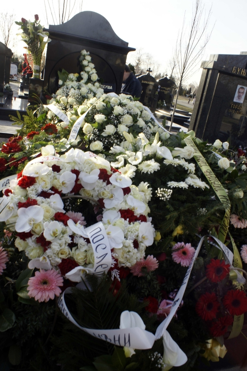 Prva subota Divni Karleuši: Na grobu nema nikog, ali ono što stoji na ploči ZALEDILO JE mnoge! (FOTO)