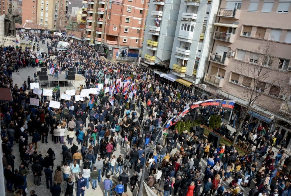 Ustala Kosovska Mitrovica, narod u nezapamćenom broju kod spomenika caru Lazaru, vijore se srpske zastave!