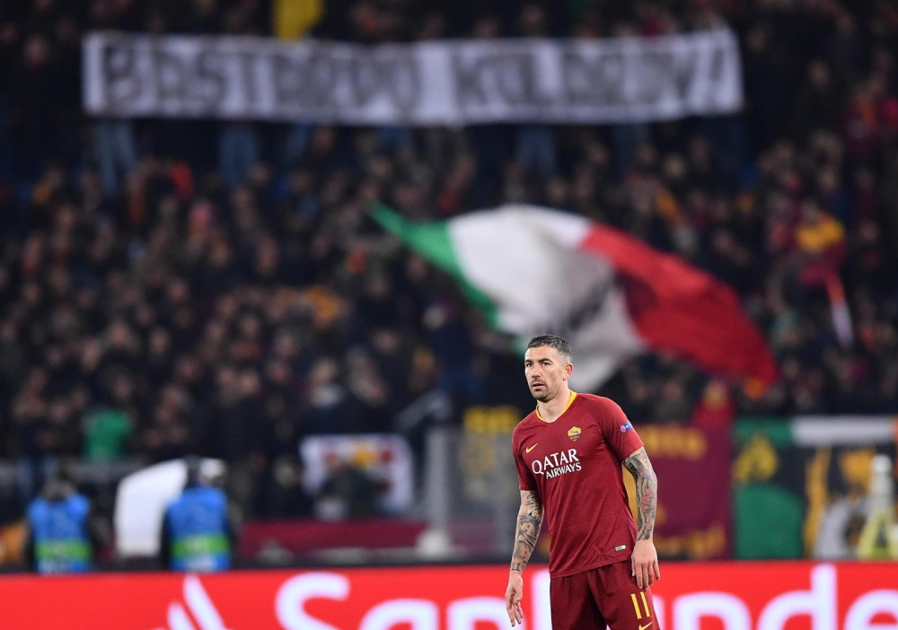 Navijači Rome PONOVO NAPALI igrače, velika frka na aerodromu!