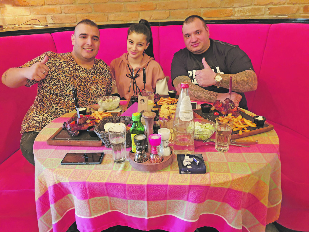 Kupio farmerke, pa jeo rebarca!