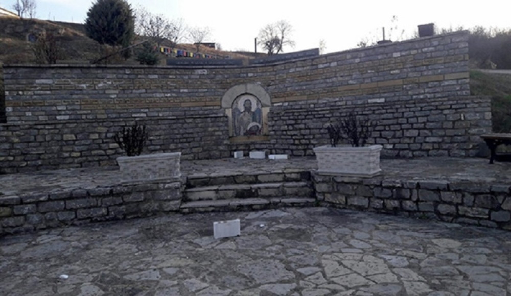 Srušen krst i jarbol sa srpskom zastavom u Velikoj Hoči! Kad vidite kome je obeležje posvećeno, krenuće vam suze (FOTO)