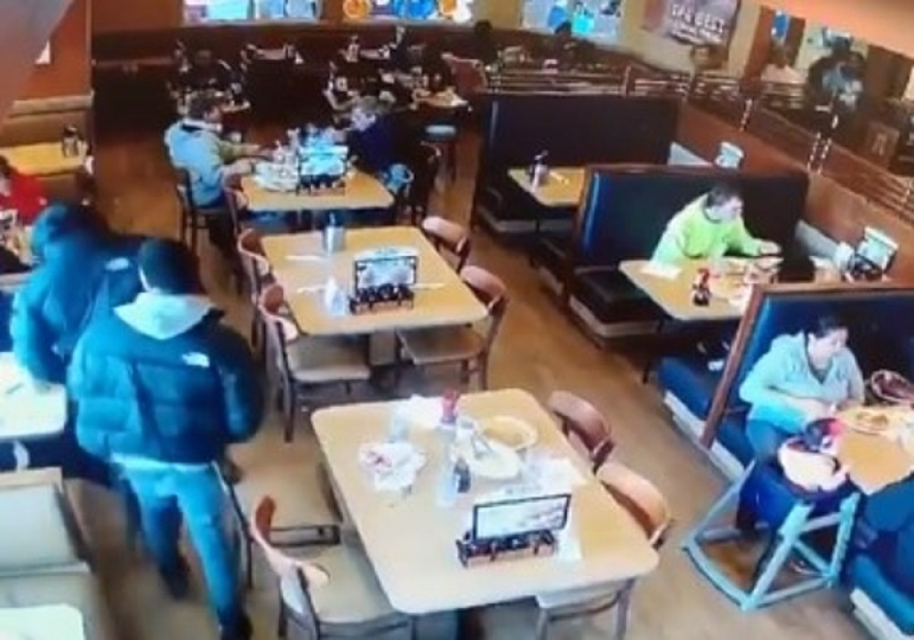 Zapucao dok su ljudi opušteno sedeli, meci proleteli pored bebe! Spasla ih je neka viša sila (VIDEO)