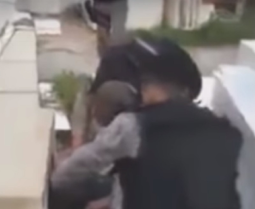 Pozvao policiju, a kad su otvorili grobnicu našli su ŽIVOG čoveka! Zapomagao i tresao se dok su ga izvlačili (UZNEMIRUJUĆ VIDEO)