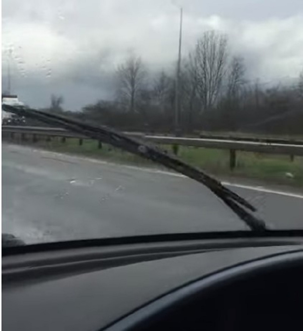 Ako su vam brisači podignuti, nemojte ulaziti u automobil!