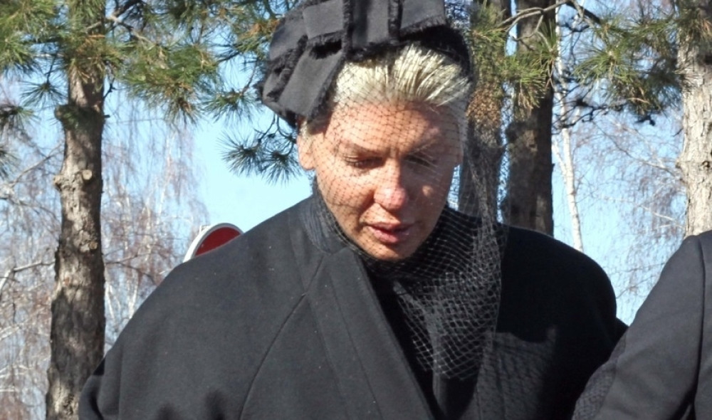 Karleuša opet u CRNINI, jedva je skupila SNAGE da dođe na majčin grob, SLOMIĆE VAS ono što je uradila! (VIDEO)