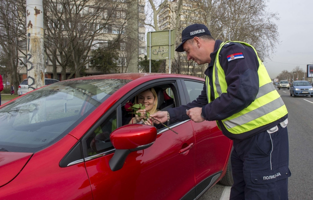 Saobraćajna policija u centru Beograda zaustavila automobile i sve prisutne ostavila bez teksta! (FOTO)