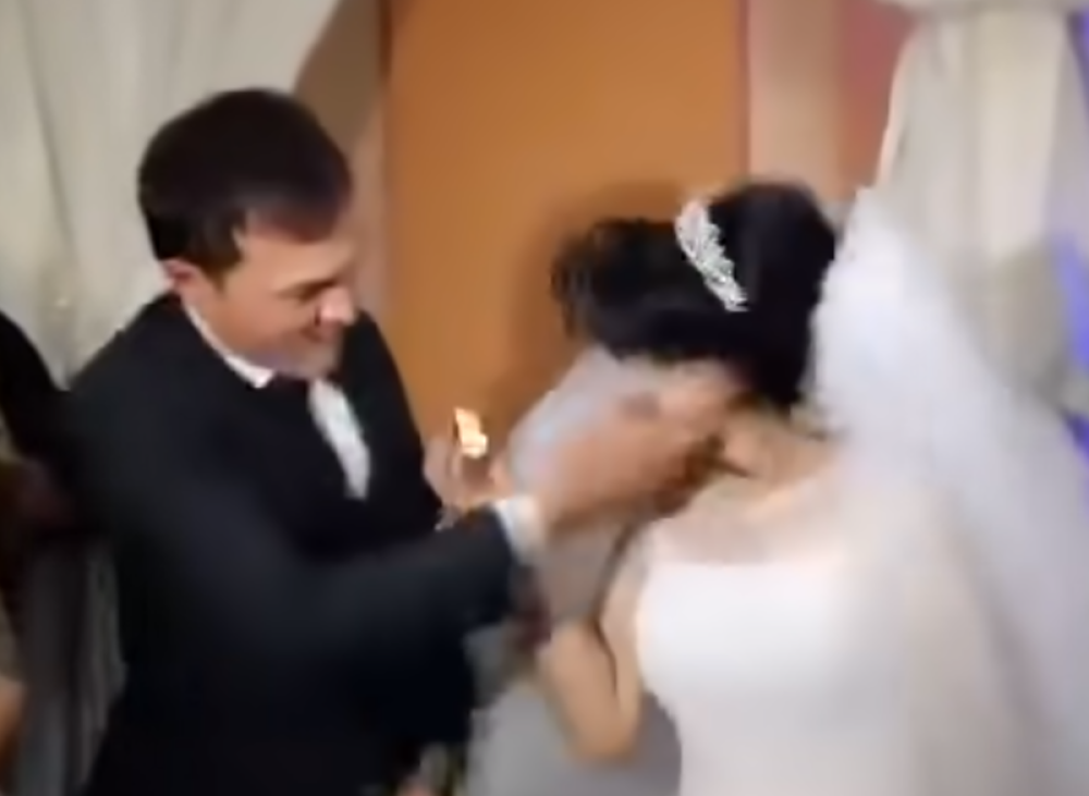 Mlada hrani mladoženju tortom, on je šamara pred svim gostima! "Beži i ne vraćaj se nikad"