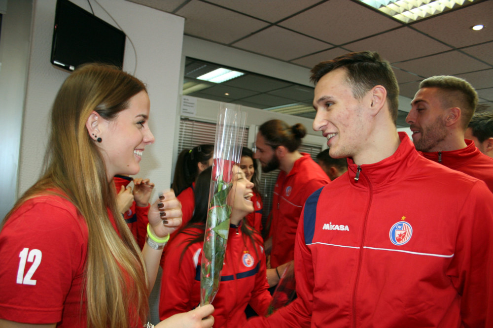 Zvezdaši čestitali damama 8. mart uz ruže i najavili osvajanje Kupa!