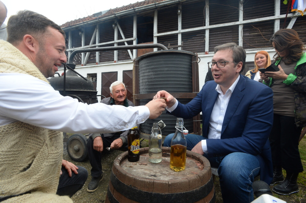 Porodica Čikić mu spremila tradicionalnu srpsku dobrodošlicu, a onda je predsednik ovim gestom potvrdio da je pravi čovek iz naroda! (FOTO)