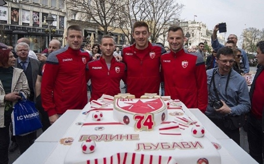 Navijačima podelili darove, a tu je bila i rođendanska torta!