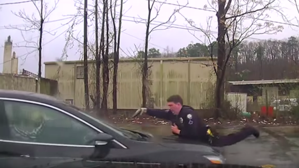 Policija konačno objavila snimak ubistva koje je šokiralo javnost, skočio na haubu pa otvorio rafal! (UZNEMIRAVAJUĆ VIDEO)