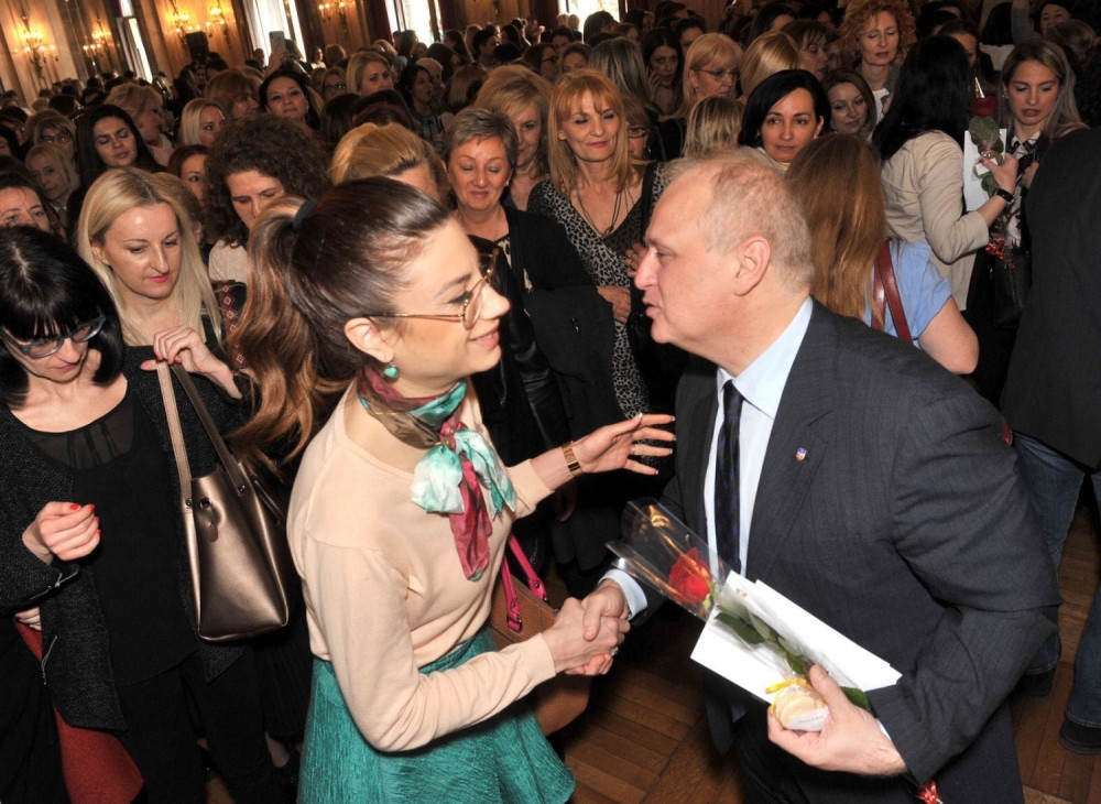 Žene zaposlene u Gradskoj upravi dobile poklone od Vesića