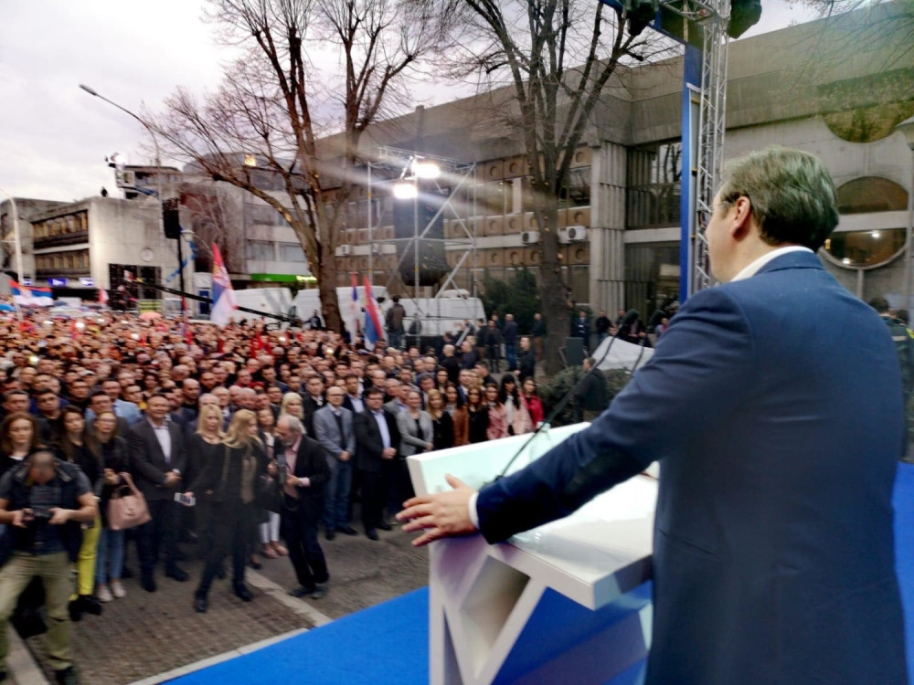 Vučića dočekalo 6.000 ljudi u Mitrovici: "Nije Srbija šaka zobi da je pozobaju svi zajedno i da je slome!" (VIDEO)