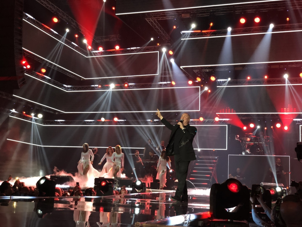 Publika u transu, pevač doveo atmosferu do usijanja!