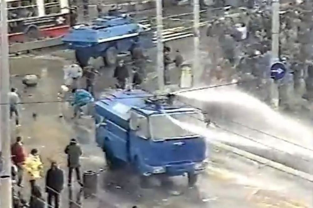 Tog 9. marta je Vuk Drašković sa balkona Narodnog pozorišta viknuo "Juriš", a onda je potekla krv ulicama Beograda (FOTO)