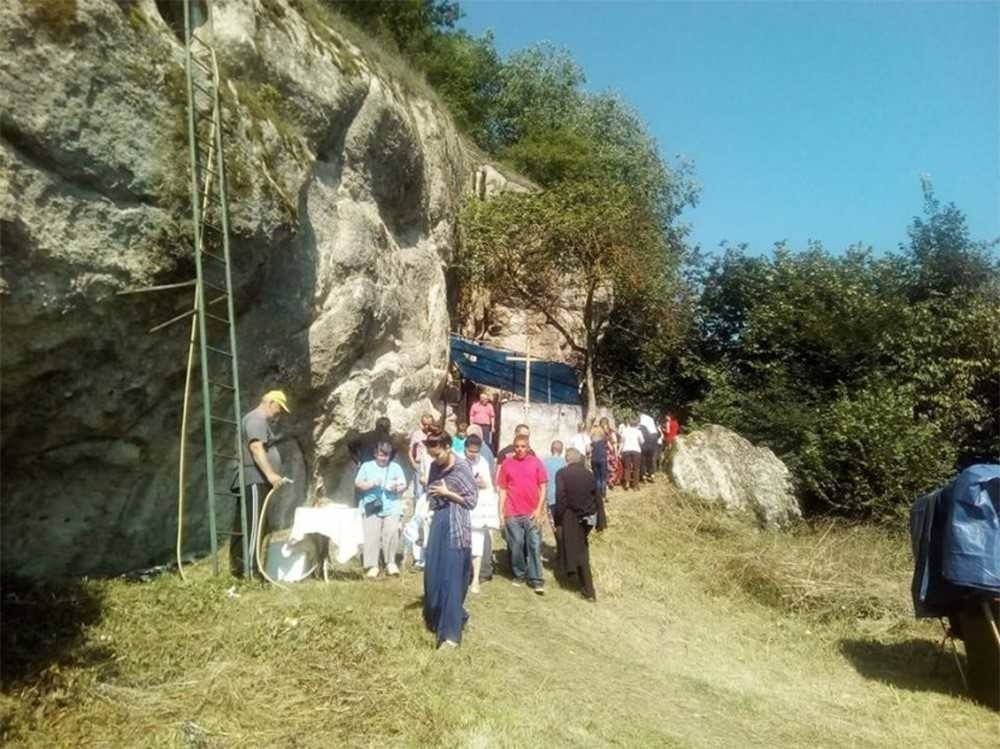 Na hiljade građana hrli na ovo mesto koje leči teške zdravstvene probleme! (FOTO)