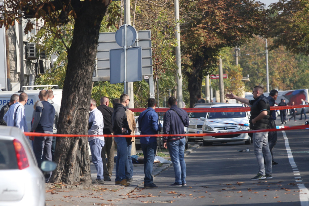 Pokušao da izbegne sudar, pa uleteo u dvorište?! Stradala deca od 1 i 5 godina!