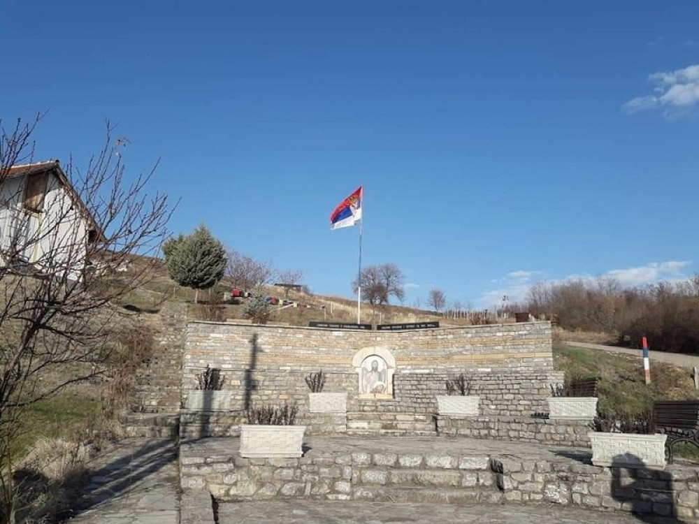 Jarbol sa srpskom zastavom VRAĆEN NA SPOMEN-PLOČU u Velikoj Hoči!